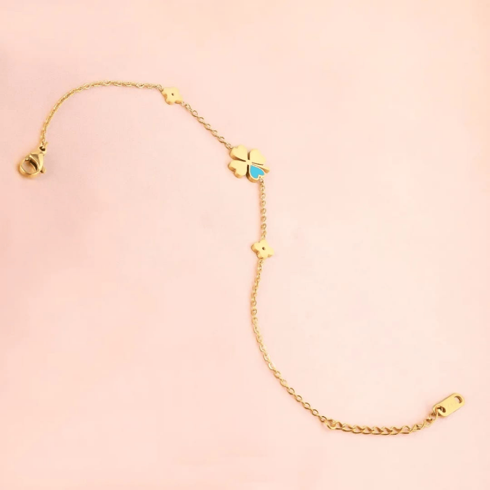 Full front view of gold plated elegant bracelet
