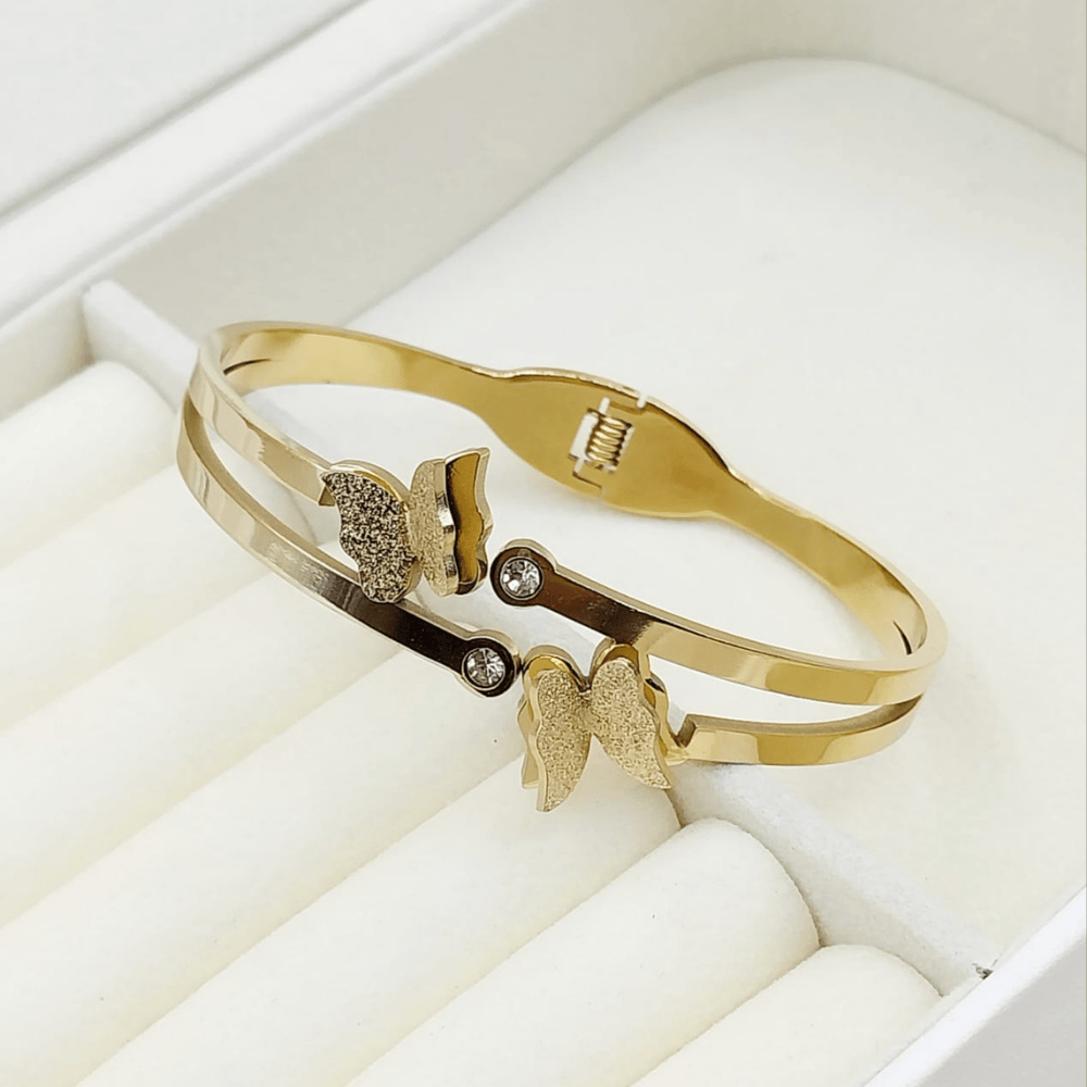 Elegant gold bangle with simple design