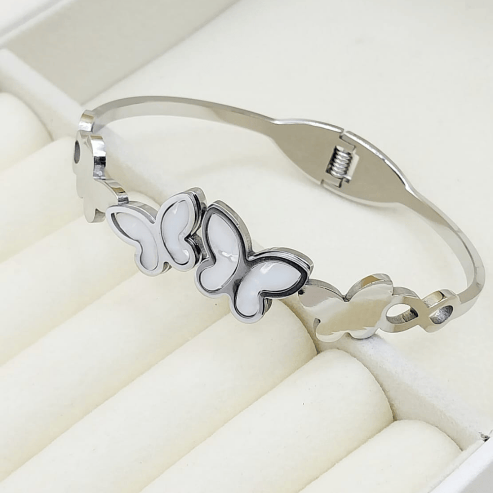Silver bangle in a distinct elegant pattern