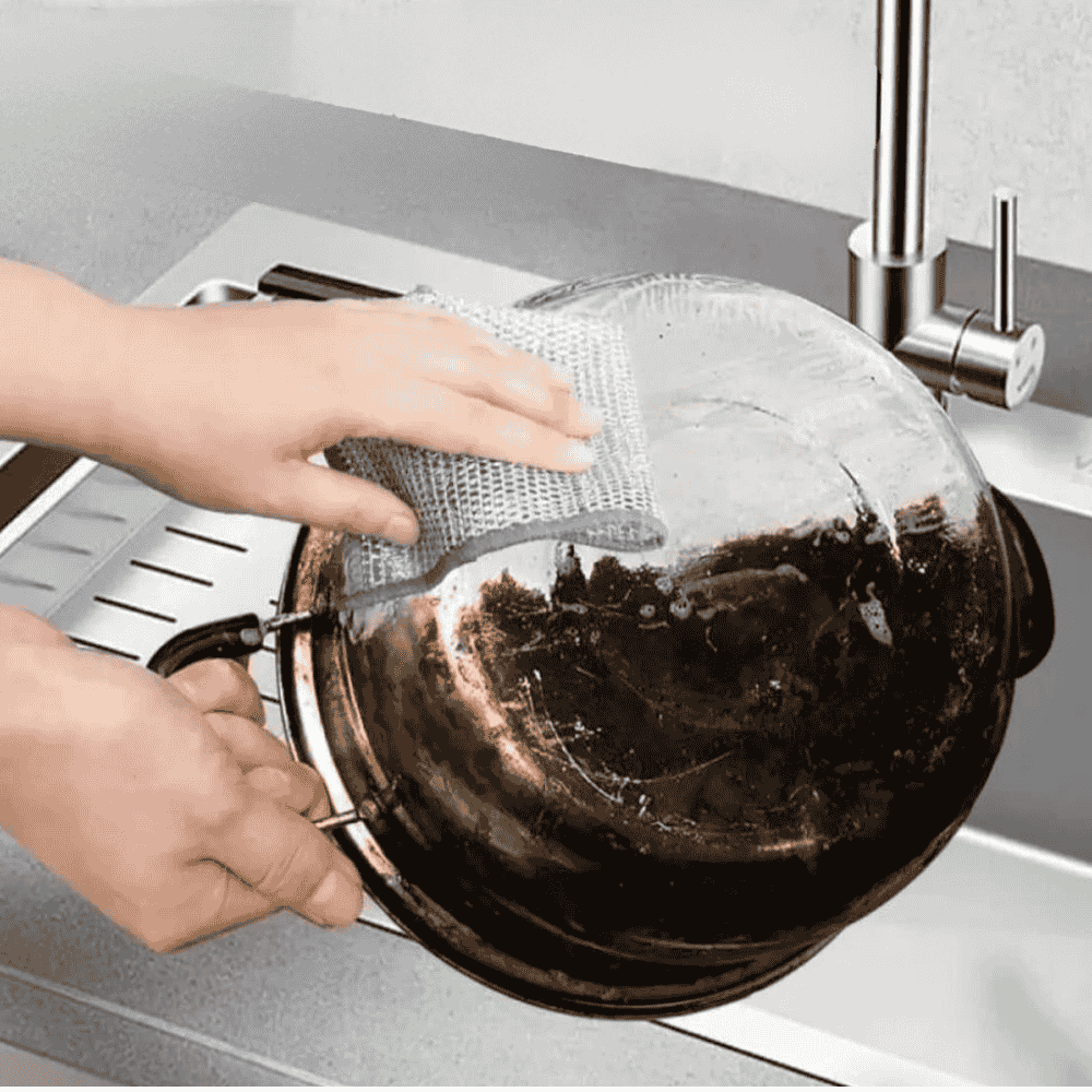 Final rinse of the dishwashing cloth