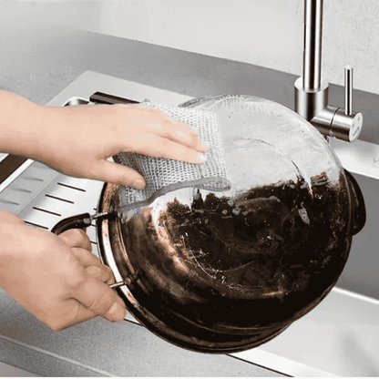 Final rinse of the dishwashing cloth